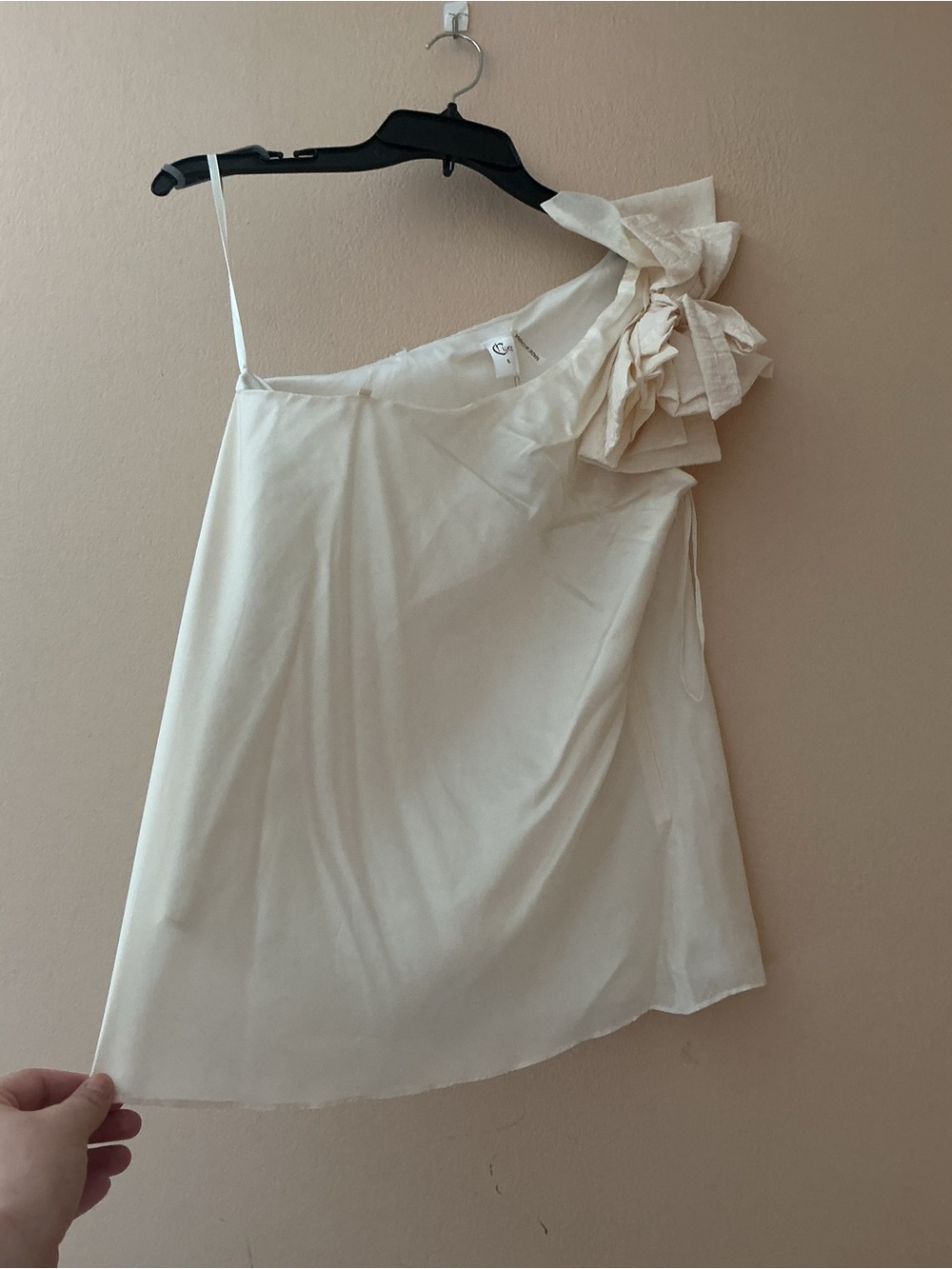 Sleeveless 100% Silk Cream One-Shoulder Floral Detail Blouse